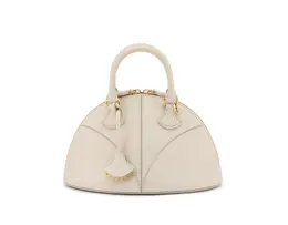 ブルガリ　ディーヴァ ドリーム バッグ（W23×H15×D12cm）￥401500（ゴートレザー/ペルラホワイト）