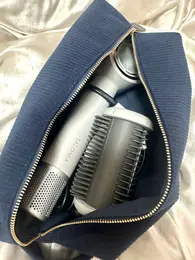 まっすぐなタイプのドライヤーが入ったポーチ