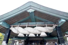 神楽殿の大しめ縄　出雲大社