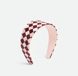 ボッテガ・ヴェネタ　ヘッドバンド￥140800（カラー：バローロ/シーシェル/ホワイト）