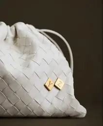 ボッテガ・ヴェネタ　ダストバッグ　イニシャル