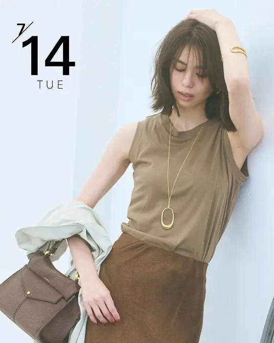 コスパ服に型押しレザーバッグを合わせリッチな品格を🌼