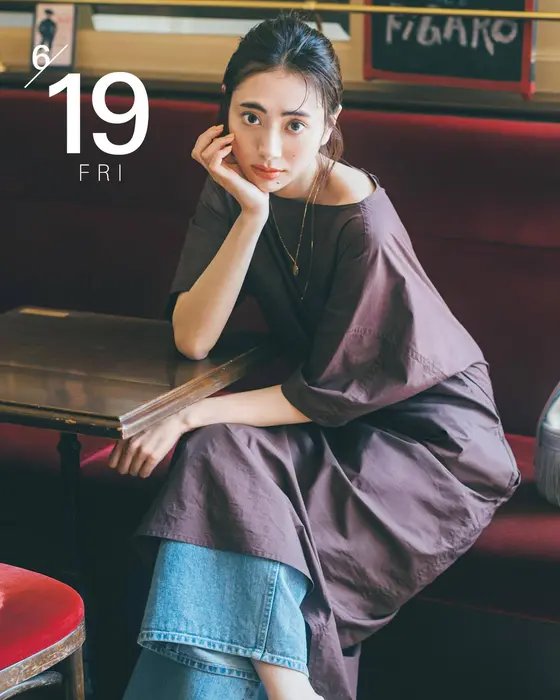 ワンピースにデニムをレイヤードし、 着こなしに奥行きを👖