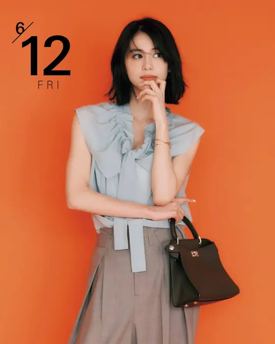 メンズライクなパンツで🍷 ブラウスの甘さを中和し大人顔に